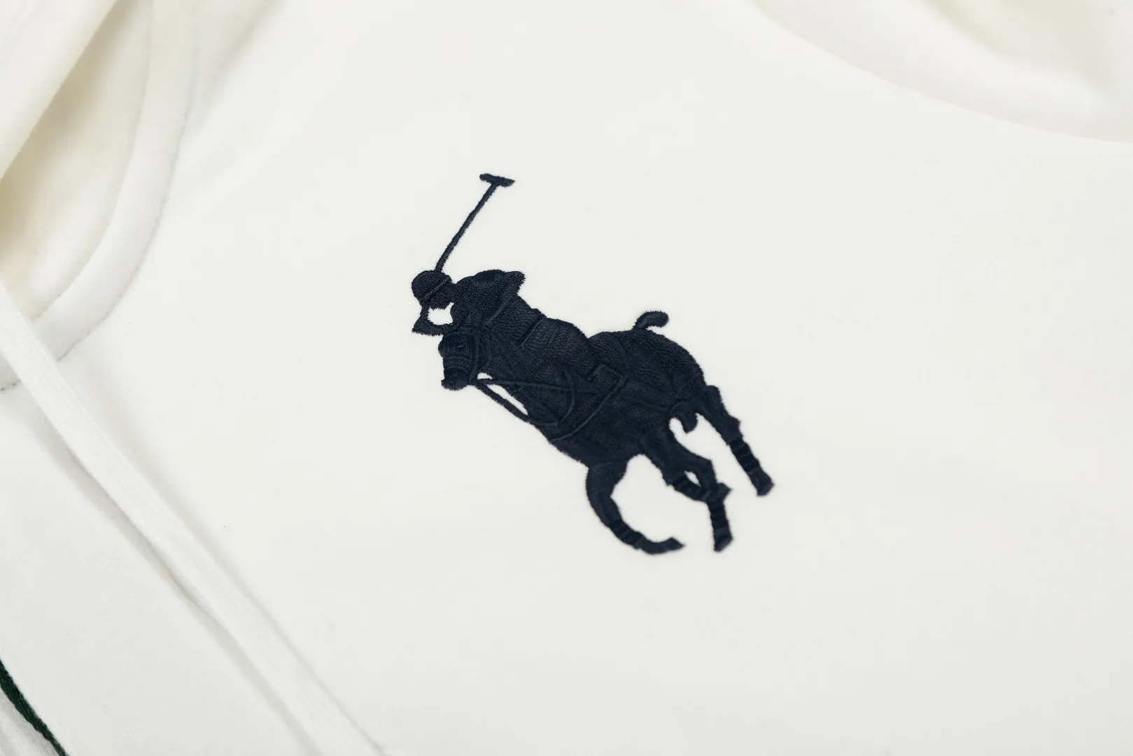 P300 Top Quality" Style Number: 8103# [Ralph Lauren 20th Anniversary Badge Embroidered Deconstructed Autumn and Winter Hooded Sweatshirt] ✅Ralph Lauren Anniversary Autumn and Winter Plush Hooded Sweatshirt for Men and Women ✅380g 100% pure cotton heavy-grabbed cloud velvet ✅Three-layer hidden partial placket Reactive dyeing D65 raw cotton double herringbone belt Wide and narrow partitions ✅Single color single version High-precision embroidery Same as original order ✅Simple upper body, easy to match, ootd must-have, versatile, recommended for couples to wear when traveling ~ Size: S-XL Color: White Navy